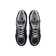 New Balance Graue Herren-Sneaker aus Wildleder im schwarz-grauen 980r-Design mit weißen Schnürsenkeln und klassischem sportlichem Stil