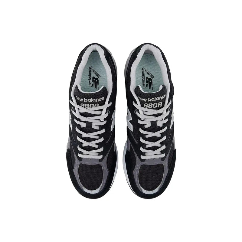 New Balance Graue Herren-Sneaker aus Wildleder im schwarz-grauen 980r-Design mit weißen Schnürsenkeln und klassischem sportlichem Stil