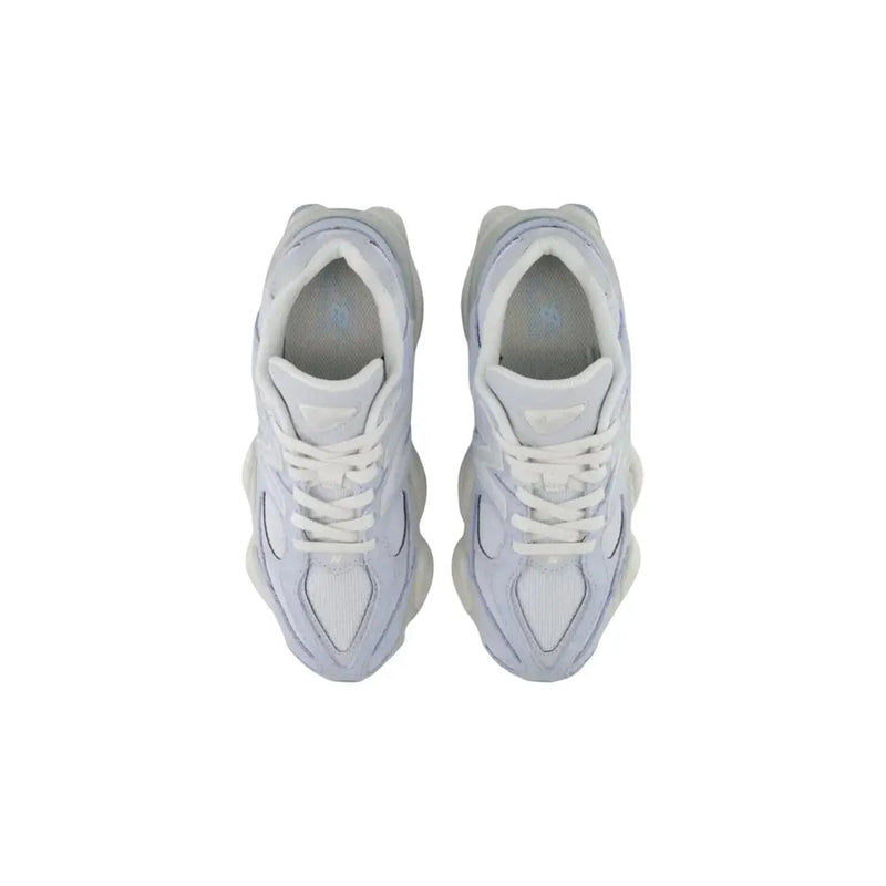 New Balance Baskets homme en daim bleu clair avec semelles épaisses blanches, design texturé à plusieurs niveaux et subtiles touches de gris.