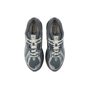 New Balance Baskets de running pour homme, synthétiques, grises à motifs géométriques, avec tige en mesh gris et argenté et lacets blancs.
