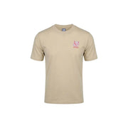 Beige New Balance Männer t-shirt mit einer kleinen roten Cartoon-Grafik auf der linken Brust, lässiges Baumwollmaterial