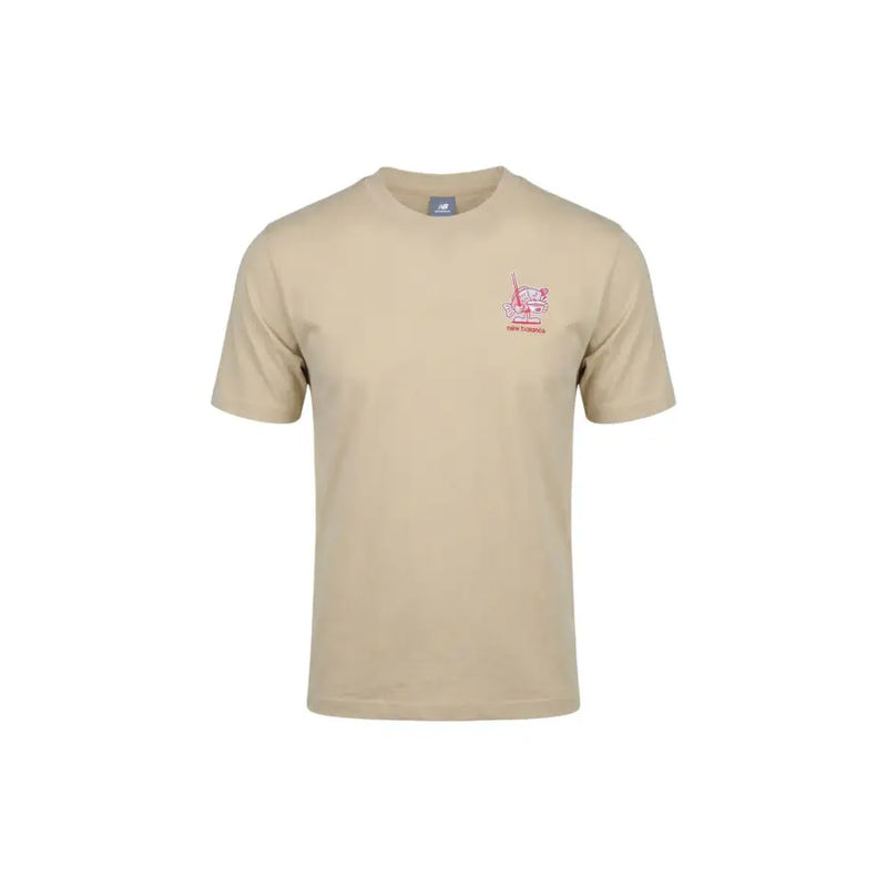 Beige New Balance Männer t-shirt mit einer kleinen roten Cartoon-Grafik auf der linken Brust, lässiges Baumwollmaterial
