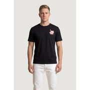New Balance Männer t-shirt in Schwarz mit kurzen Ärmeln und einem kleinen rosa-weißen Aufdruck auf der linken Brust