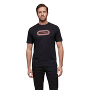 New Balance Männer t-shirt in Schwarz mit einem rosa-weißen ovalen Logo und dem Markennamen in der Mitte auf der Brust