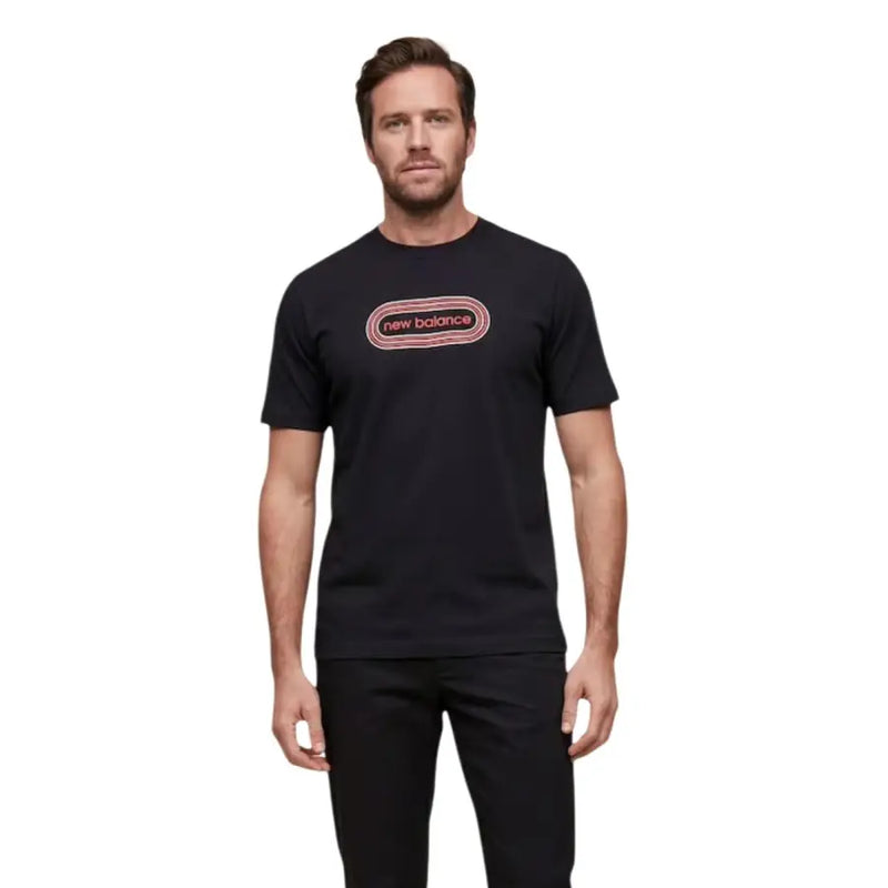 New Balance Männer t-shirt in Schwarz mit einem rosa-weißen ovalen Logo und dem Markennamen in der Mitte auf der Brust