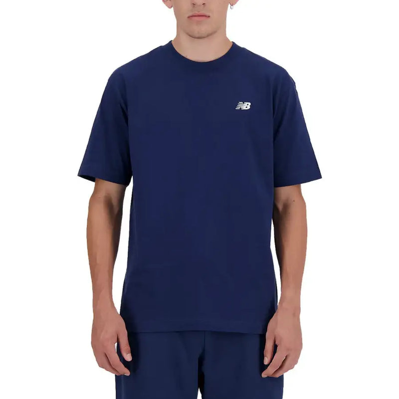 Navy blue new balance men t-shirt with short sleeves and small white logo on the left chest, ideal for casual wear