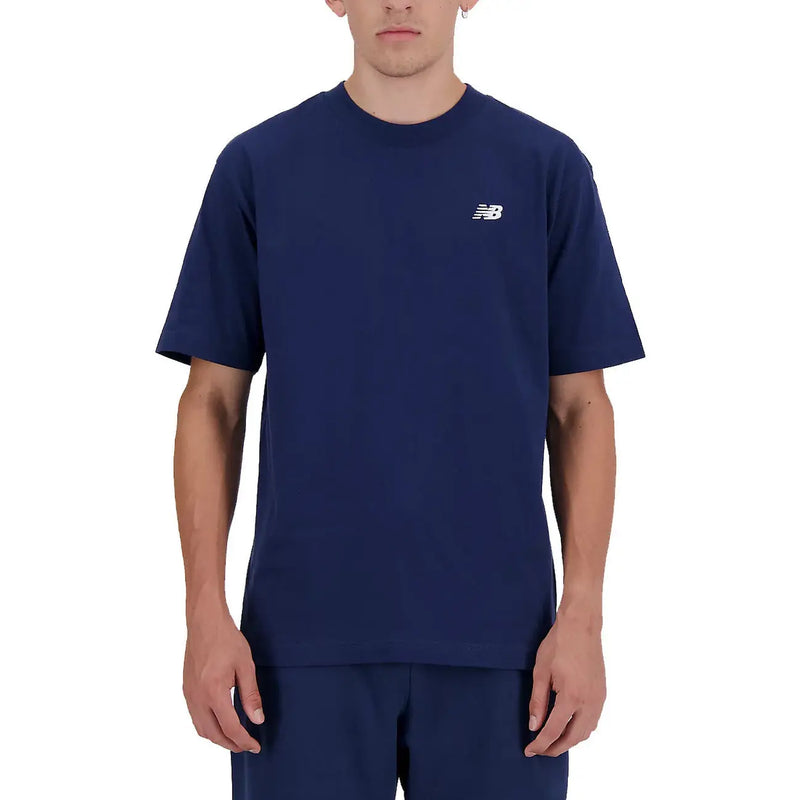 Navy blue new balance men t-shirt with short sleeves and small white logo on the left chest, ideal for casual wear