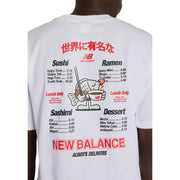 Weiß new balance Männer t-shirt mit verspieltem Sushi- und Ramen-Menüdesign in roter Schrift und schwarzen Illustrationen mit dem Logo
