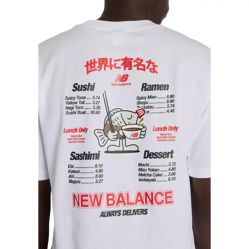 Weiß new balance Männer t-shirt mit verspieltem Sushi- und Ramen-Menüdesign in roter Schrift und schwarzen Illustrationen mit dem Logo
