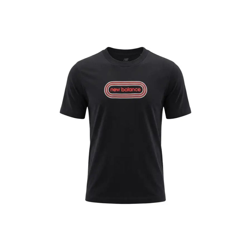 Schwarz new balance Männer t-shirt mit rot-weiß umrandetem Logo auf der Brust, aus komfortablem Stoff gefertigt
