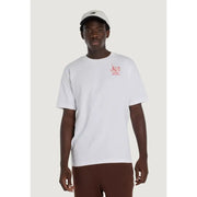 New Balance Männer t-shirt aus weißer Baumwolle mit rotem, gesticktem Logo auf der linken Brust für Freizeitkleidung