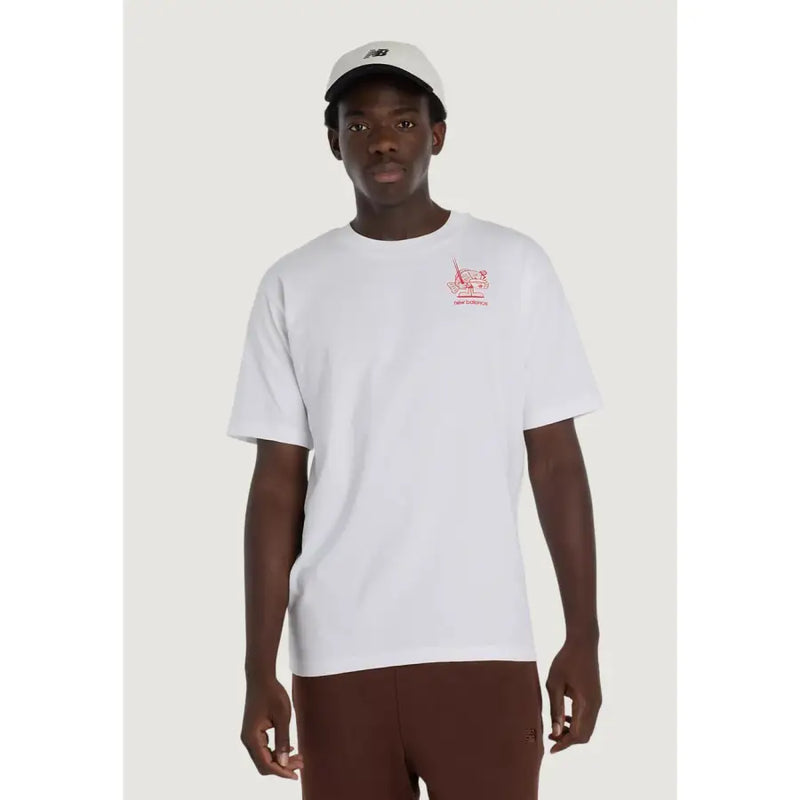 New Balance Männer t-shirt aus weißer Baumwolle mit rotem, gesticktem Logo auf der linken Brust für Freizeitkleidung