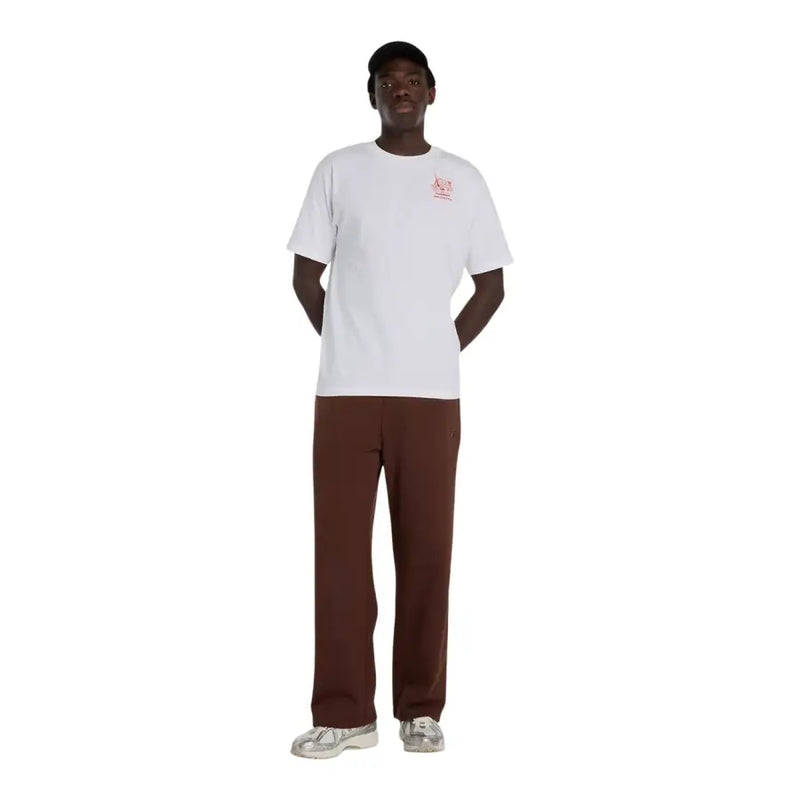 Weißes Kurzarmhemd New Balance Männer t-shirt mit einem kleinen roten Aufdruck auf der linken Brust für lässige Kleidung