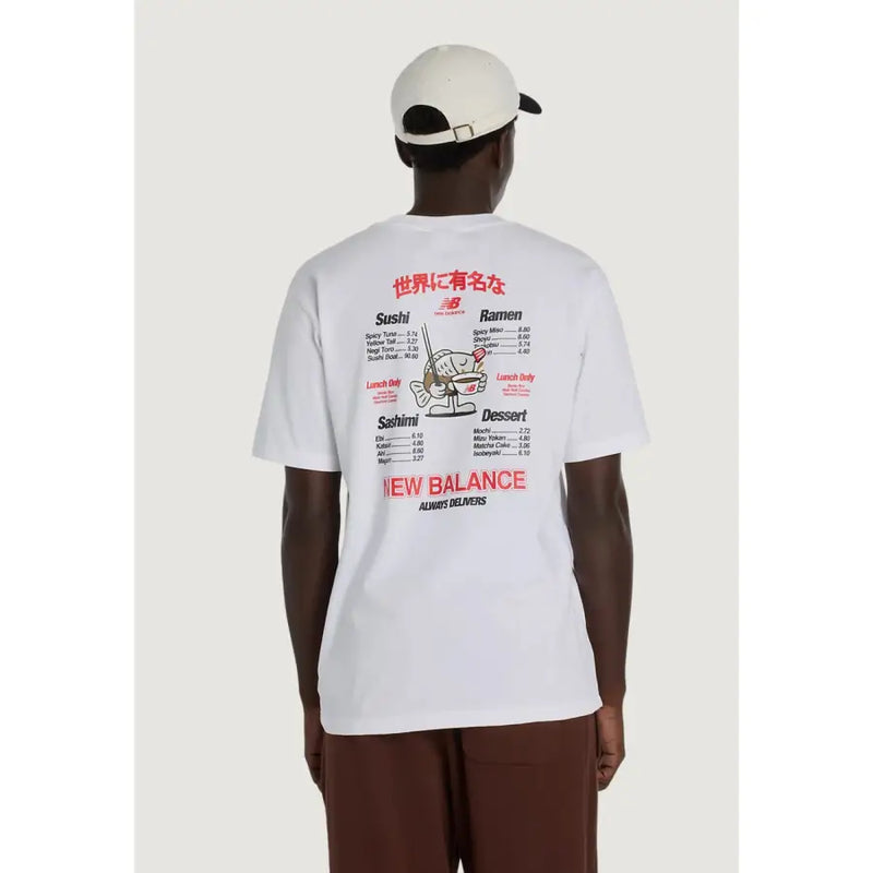 New Balance Männer t-shirt Weiß mit Sushi- und Ramen-Menüdesign in roter und schwarzer Tinte bedruckt