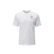 New Balance Männer t-shirt in Weiß mit einer dezenten roten Vintage-Radiografik auf der linken Brust