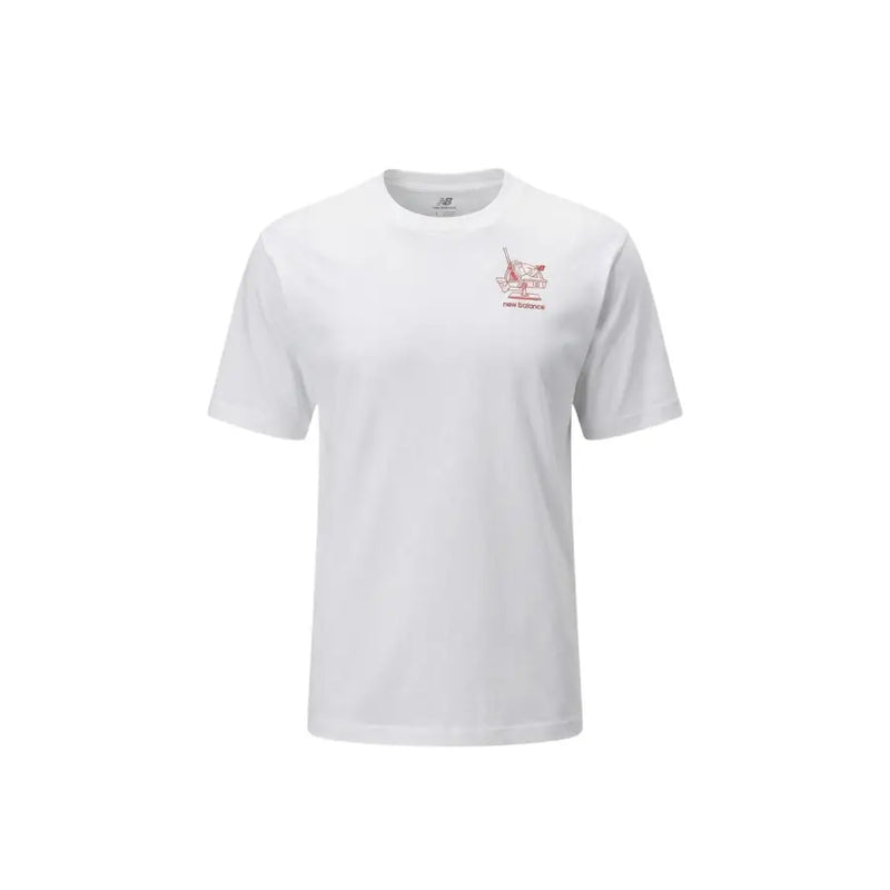 New Balance Männer t-shirt in Weiß mit einer dezenten roten Vintage-Radiografik auf der linken Brust