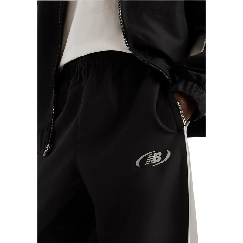New balance men trousers in black polyester with silver logo and white side stripe for fall winter use