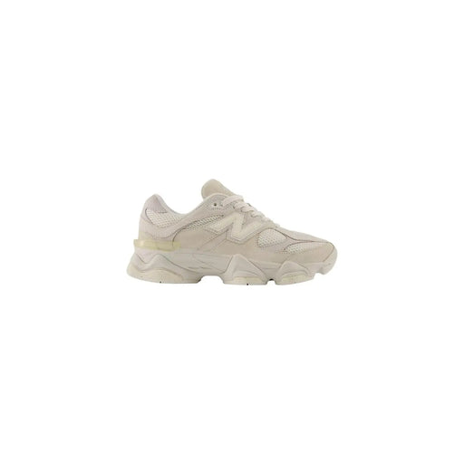 New Balance Baskets en daim beige pour femme, modèle 990v4 couleur crème, avec semelle épaisse texturée et empeigne en mesh.