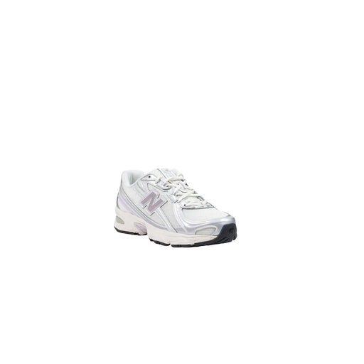 New balance Baskets slip-on beiges en synthétique pour femme, avec un design athlétique moderne et élégant blanc et argenté.