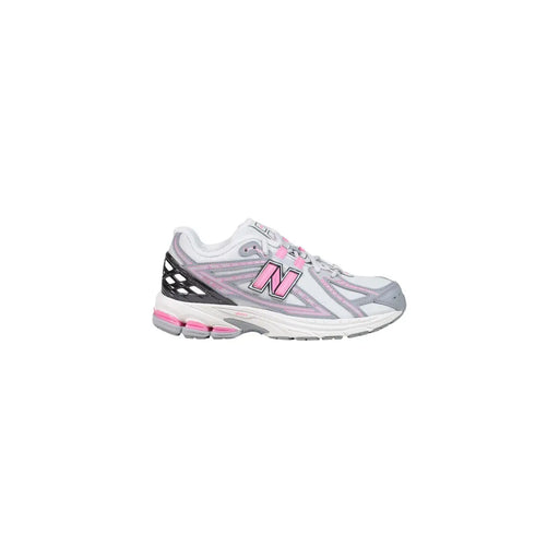 New Balance Baskets de skate grises pour femmes, en textile, à enfiler, avec un design de chaussure de course blanche et rose et des accents gris.
