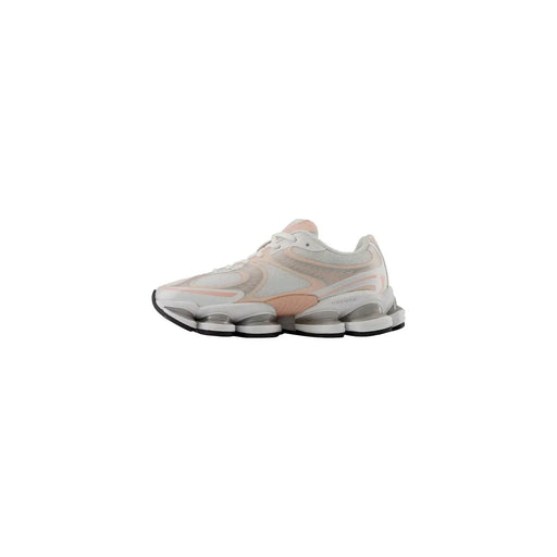 New Balance Baskets grises pour femme, en maille rose pastel et gris translucide, avec semelle épaisse segmentée en textile synthétique.