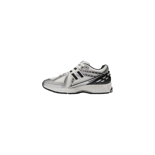 New balance Baskets de skate pour femmes en textile argenté, blanches et noires, avec tige en mesh et empiècements synthétiques.