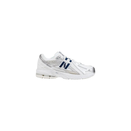 New Balance Damen-Sneaker, weiß, aus Synthetik, Schnürschuh mit silbernen Akzenten und marineblauem Logo