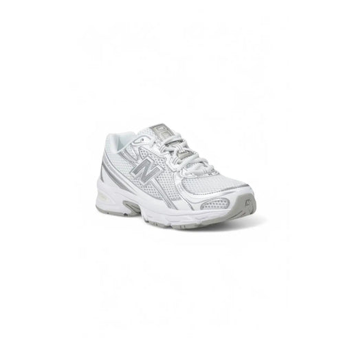 New Balance Weiße und silberne Damen-Sportsneaker mit Mesh-Obermaterial und Gummisohle, geeignet zum Laufen und für die Freizeit.