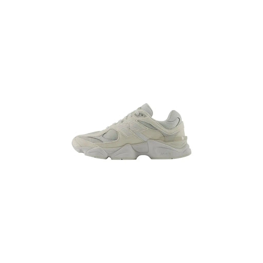 New Balance Weiße Damen-Sneaker aus Synthetik mit cremefarbenem, klobigem Design und mehrlagigem Obermaterial aus Mesh und Synthetik.