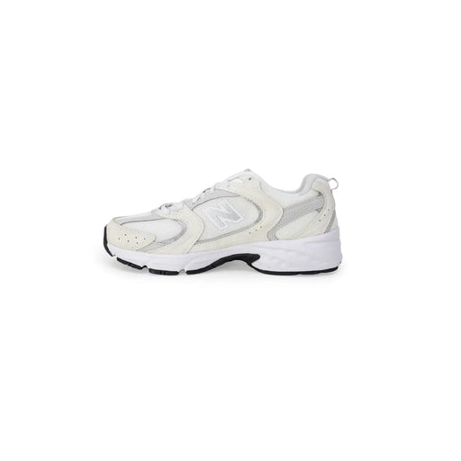 New Balance Baskets blanches pour femmes en matière synthétique, avec empiècements en mesh et synthétique, semelle épaisse blanche et détails noirs.
