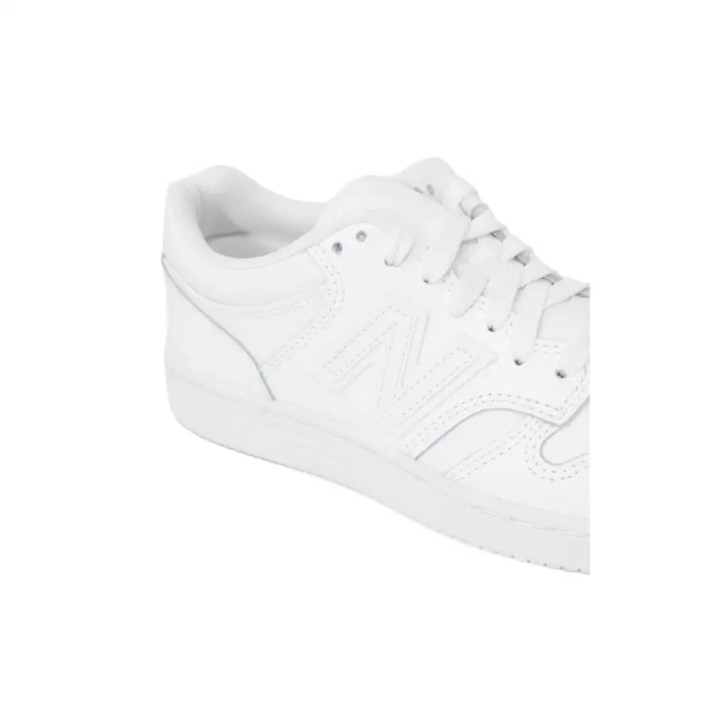 New Balance Baskets blanches pour femme, pointure 3, au design minimaliste épuré et aux détails cousus en cuir.