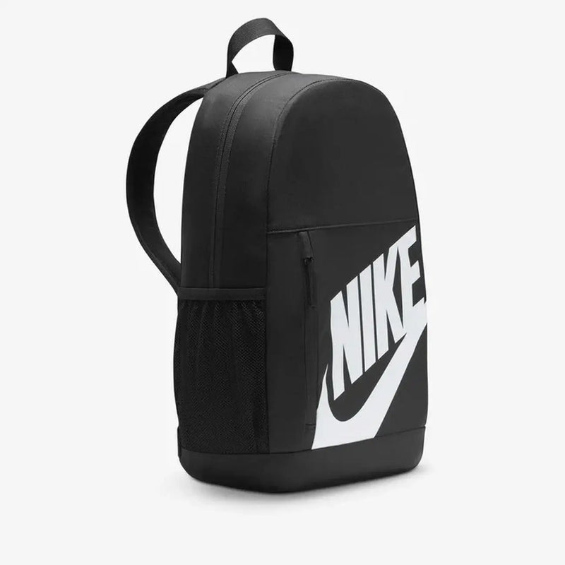 Nike Schwarzer Herrenrucksack mit markantem weißen Swoosh-Logo und seitlicher Netztasche, Vorderansicht