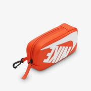 Nike Kulturbeutel für Herren in leuchtendem Orange mit weißem Swoosh-Logo und schwarzem Karabinerhaken, Vorderansicht