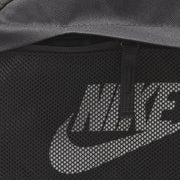 Nike Rucksack für Herren aus schwarzem Mesh mit grauem Swoosh-Logo, Vorderansicht