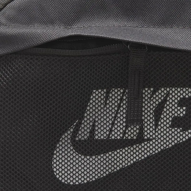 Nike Rucksack für Herren aus schwarzem Mesh mit grauem Swoosh-Logo, Vorderansicht