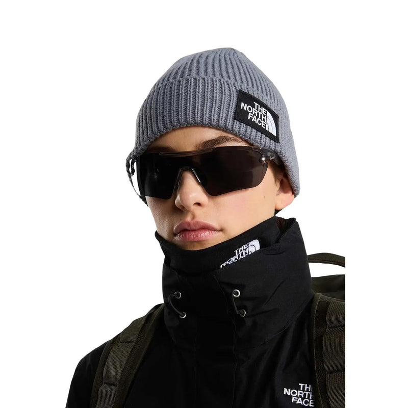 The North Face beanie TNF LOGO BOX for men in gray ribbed knit with black embroidered logo patch, front view