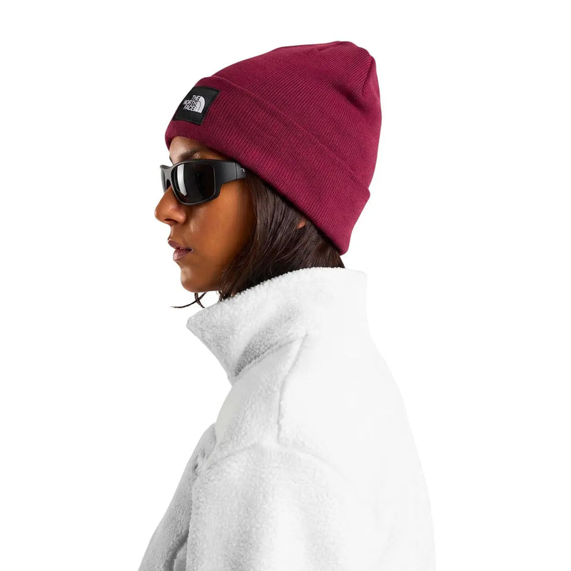 The North Face Dock Worker Cap für Herren aus bordeauxrotem Strick mit schwarzem Logo-Patch, Vorderansicht