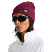 The North Face Dock Worker Kappe für Herren aus bordeauxrotem Strickmaterial mit schwarzem Logo-Patch, Vorderansicht