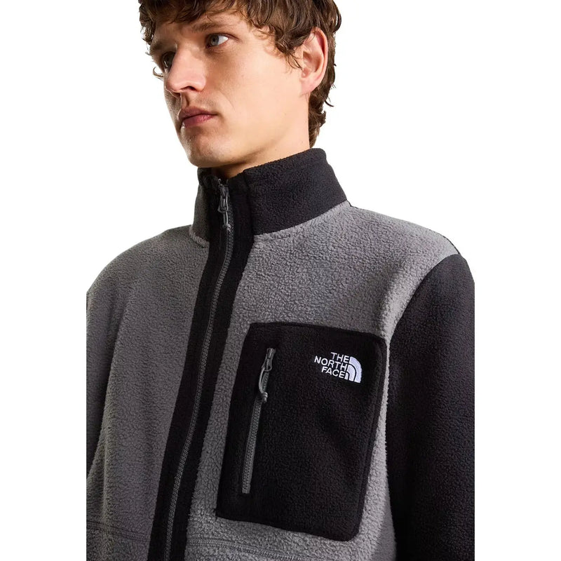 Veste polaire The North Face Yumiori pour homme, grise et noire, avec poche poitrine et logo noirs, vue de face