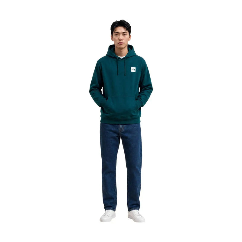 Der grüne Baumwoll-Hoodie von The North Face für Herren mit dunkelgrüner Farbe und weißem Logo-Patch auf der Brust.