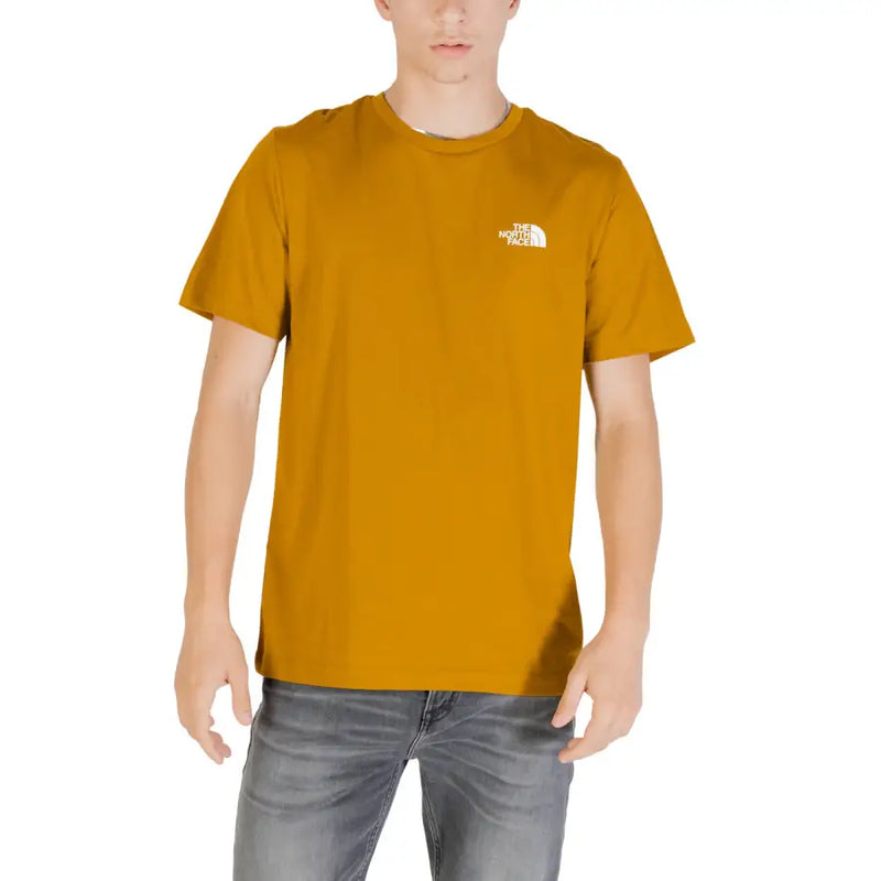 Das schlichte Herren-T-Shirt „Simple Dome“ von The North Face in Senfgelb aus Baumwollmischgewebe mit weißem, gesticktem Logo auf der linken Brustseite.