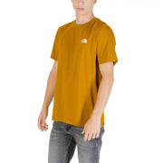 Das schlichte Herren-T-Shirt „Simple Dome“ von The North Face aus senfgelbem Baumwollmischgewebe mit kurzen Ärmeln und kleinem weißen Brustlogo.