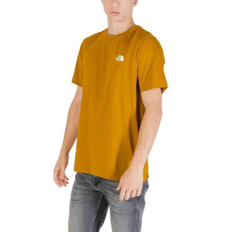 Das schlichte Herren-T-Shirt „Simple Dome“ von The North Face aus senfgelbem Baumwollmischgewebe mit kurzen Ärmeln und kleinem weißen Brustlogo.