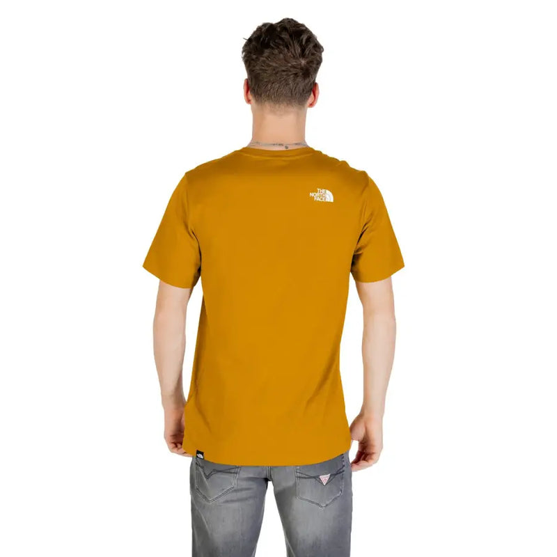 Rückansicht des senfgelben The North Face Herren-T-Shirts „Simple Dome“ mit kurzen Ärmeln und weißem Logo aus kamelfarbenem Baumwollmischgewebe.
