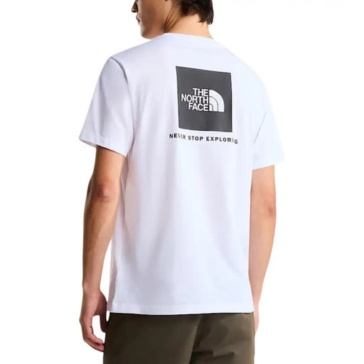 Weißes, kurzärmeliges Baumwollhemd t-shirt mit einem schwarzen quadratischen Logo mit dem North Face-Logo und dem Slogan „Never Stop Exploreing“