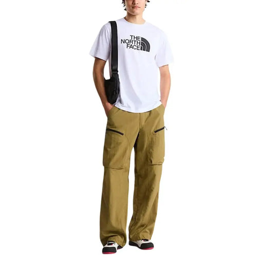 Weiß von The North Face für Herren t-shirt mit kurzen Ärmeln und schwarzem Logo, ideal für lässige Outdoor-Bekleidung