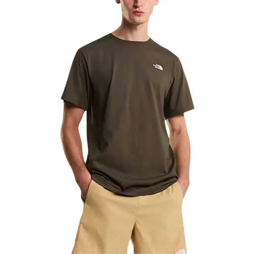 Olivgrünes, kurzärmeliges Herren-T-Shirt von The North Face t-shirt mit einem kleinen weißen Logo auf der linken Brust für Freizeitkleidung