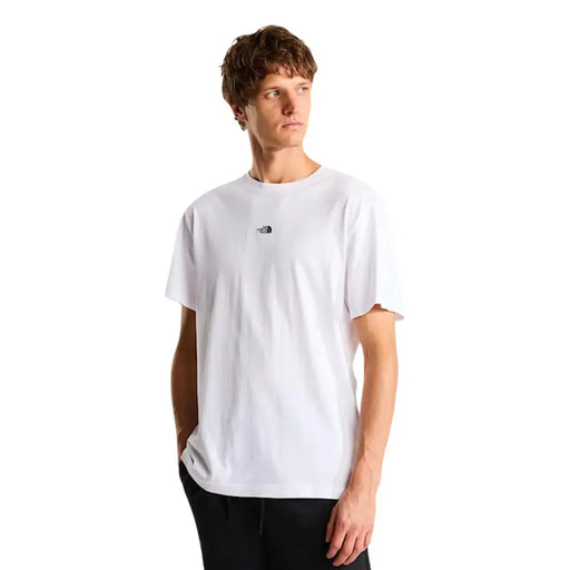 Weißes Herren-T-Shirt von The North Face aus Baumwolle mit Rundhalsausschnitt und kurzen Ärmeln sowie einem kleinen schwarzen Logo auf der linken Brust.
