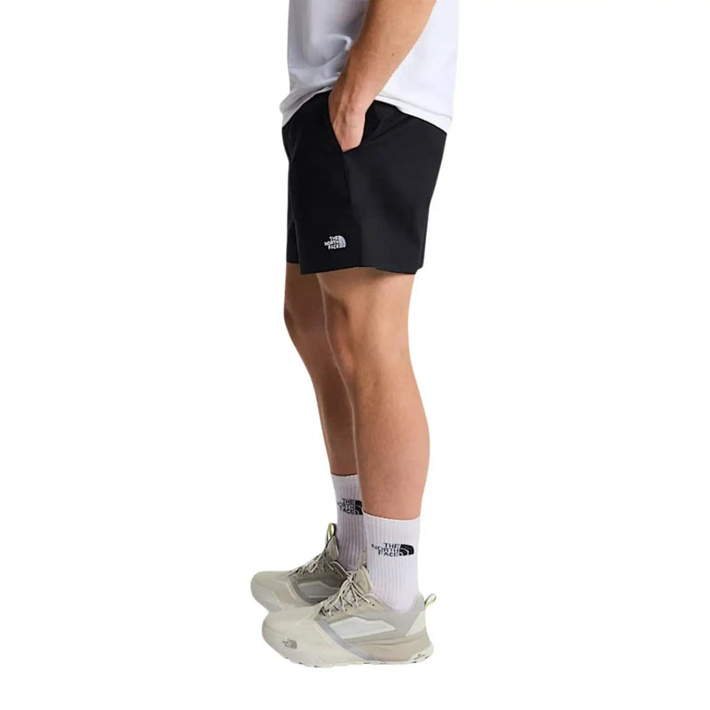 Schwarze Herrenshorts von The North Face mit dezentem weißen Logo am linken Bein, Vorderansicht