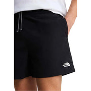 Schwarze Herrenshorts von The North Face mit weißem Kordelzug und Logo, Vorderansicht